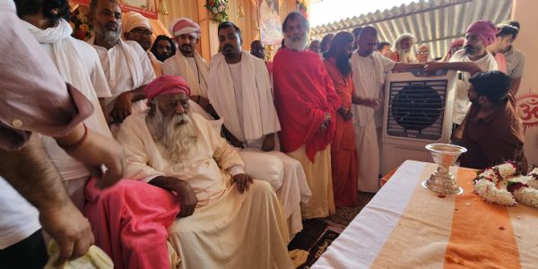 स्वामिनोऽड़गड़ानंदस्य आगमनेन जगतानंद आश्रमे उपन्नो जनसंमर्दः