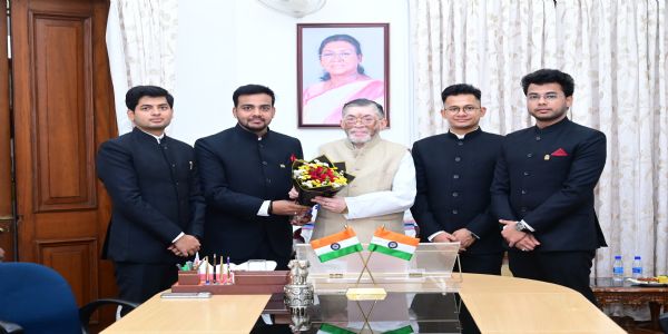 राज्यपालः संतोष गंगवारः प्रशिक्षवः आईएएस अधिकारिभ्यो दत्तवान् जनहिते कार्यंकर्तुं संदेशम्