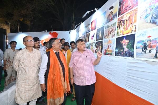 श्री संकट मोचन संगीत समारोह में अंतर्राष्ट्रीय चित्रकला प्रदर्शनी का अवलोकन करते अतिथि