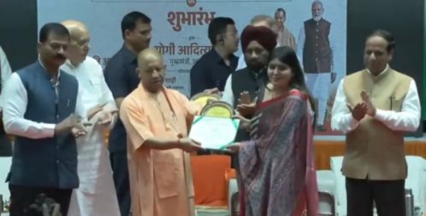 कृषि वैज्ञानिक का सम्मान करते मुख्यमंत्री योगी आदित्यनाथ