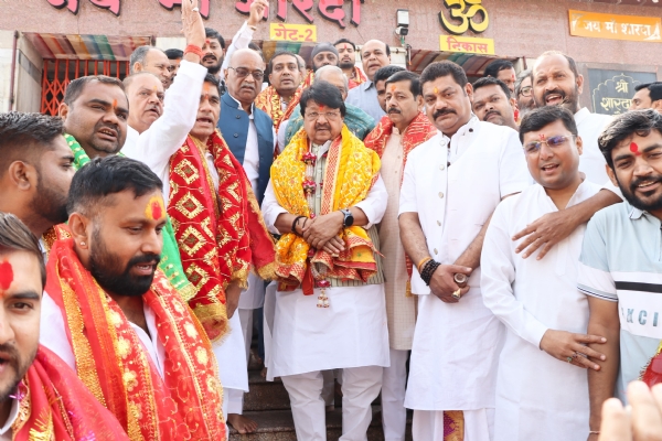 फोटो मंदिर परिसर मंत्री एवं अन्य