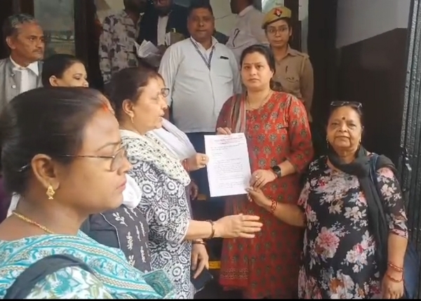 मांग पत्र सौंपती प्रदर्शनकारी महिलाएं