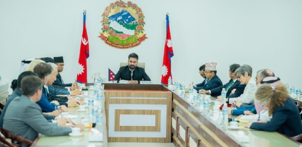 विदेशी कूटनीतिज्ञों के साथ प्रधानमंत्री बालेन्द्र शाह