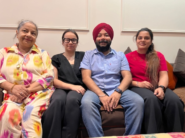 एडीजे परीक्षा उत्तीर्ण करने  वाले रविंद्र सिंह अपने परिवार के साथ।