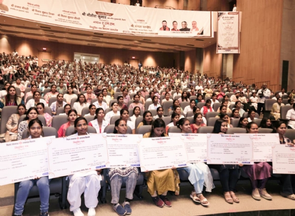 मुख्यमंत्री ने 4954 नवनियुक्त महिला स्वास्थ्य कार्यकर्ता को प्रदान किया नियुक्ति पत्र मुख्यमंत्री ने 4954 नवनियुक्त महिला स्वास्थ्य कार्यकर्ता को प्रदान किया नियुक्ति पत्र