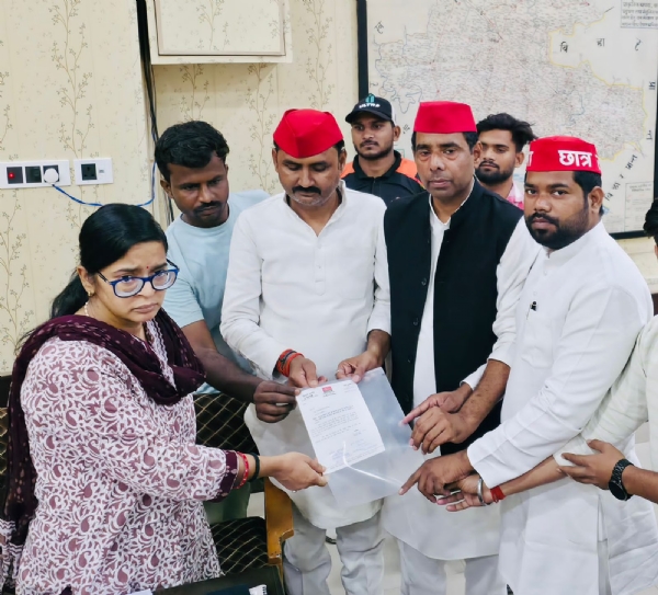ज्ञापन सौपते सपा नेता ज्ञापन सौपते सपा नेता