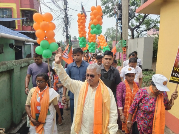 दिलीप घोष प्रचार करते हुए