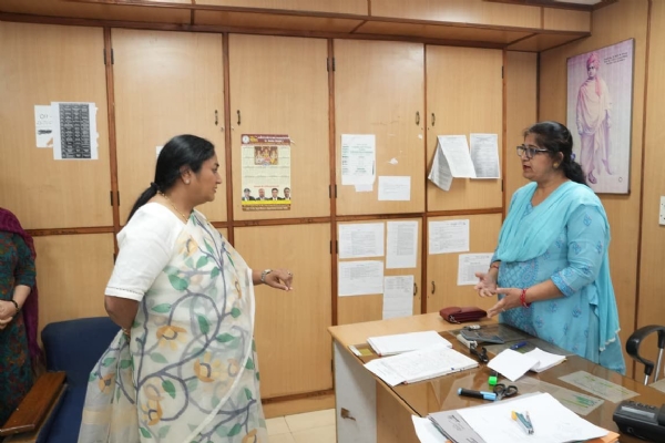 आईटीओ स्थित स्टेट जीएसटी कार्यालय का बुधवार को औचक निरीक्षण  करते मुख्यमंत्री रेखा गुप्ता