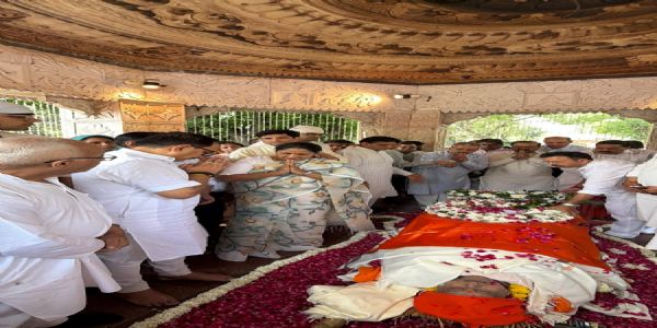 वीरेन्द्र-सचदेवायाः पितु: श्याम-लाल-सचदेवायाः निधनम्, निगमबोध-घट्टे राजकीय-सम्मानेन अन्त्येष्टिः सम्पन्ना