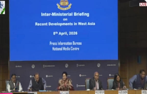 अंतर-मंत्रालयी प्रेसवार्ता को संबोधित करते पेट्रोलियम और नेचुरल गैस मंत्रालय की संयुक्त सचिव सुजाता शर्मा