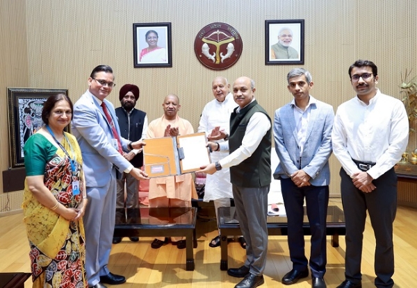 मुख्यमंत्री योगी मौजूदगी में बीईएल के अध्यक्ष को सौंपा जाता पत्र