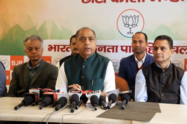 मंडी में पत्रकारों से बात करते हुए जयराम ठाकुर।