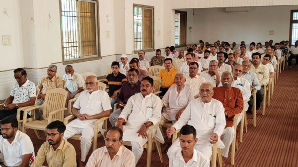 समूह में बैठे हुए समाजजन। समूह में बैठे हुए समाजजन।