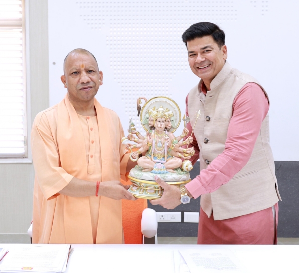 लखनऊ में मुख्यमंत्री योगी आदित्यनाथ से मुलाकात करते बरेली के महापौर डॉ. उमेश गौतम। लखनऊ में मुख्यमंत्री योगी आदित्यनाथ से मुलाकात करते बरेली के महापौर डॉ. उमेश गौतम।