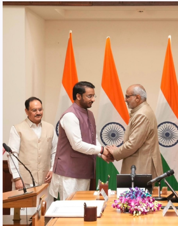 पार्थ पवार ने ली शपथ