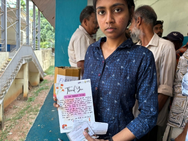 त्रिवेंद्रम में पहली बार के मतदाता को सर्टिफिकेट मिलता हुआ