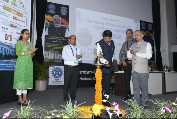 संगोष्ठी के उद्घाटन सत्र का उद्घाटन करते मुख्य अतिथि के रूप में डॉ. जी. सतीश रेड्डी