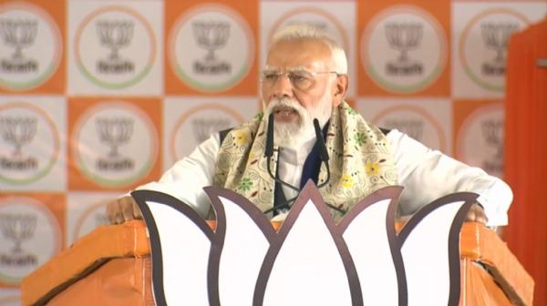 प्रधानमंत्री नरेन्द्र मोदी गुरुवार को पश्चिम बंगाल के आसनसोल में एक विशाल जनसभा को संबोधित करते हुए