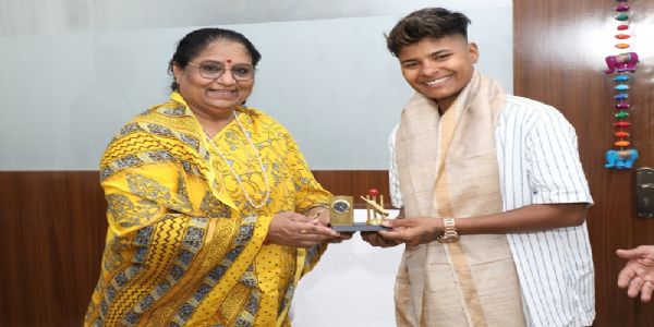 मध्यप्रदेशस्य महिला-क्रिकेट-क्रीडिका क्रान्ति-गौडः महिला-बाल-विकास-मन्त्री निर्मला-भूरिया इत्यनया सह सौजन्य-साक्षात्कारं कृतवती