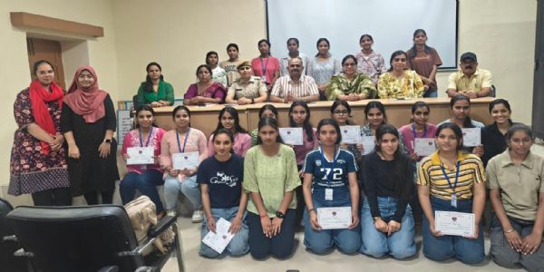 महाविद्यालय-छात्राभ्यः आत्मरक्षा-प्रशिक्षणं प्रदत्तम्