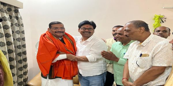 दीपकप्रकाशस्य भाजपकार्यकर्तृभिः कृतं भव्यं स्वागतम्