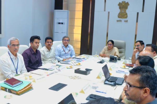 दिल्ली सचिवालय में मानसून को लेकर समीक्षा बैठक करती मुख्यमंत्री रेखा गुप्ता