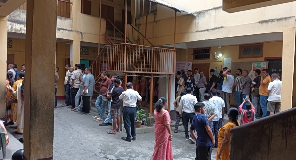 असमः गुवाहाटी सेंट्रल विधानसभा क्षेत्र के 33 एवं 34 नंबर मतदान केंद्र पर गुरुवार की सुबह मतदाताओं की लगी कतार का दृश्य