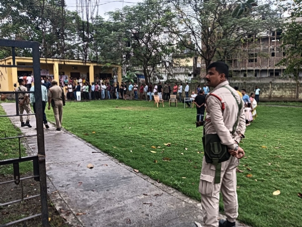 असम चुनावः गुवाहाटी के एक मतदान केंद्र पर अपनी बारी का इंतजार करते कतार में खड़े मतदाता असम चुनावः गुवाहाटी के एक मतदान केंद्र पर अपनी बारी का इंतजार करते कतार में खड़े मतदाता