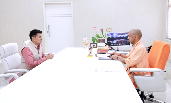 लखनऊ में मुख्यमंत्री योगी आदित्यनाथ से मुलाकात करते बरेली के महापौर डॉ. उमेश गौतम। लखनऊ में मुख्यमंत्री योगी आदित्यनाथ से मुलाकात करते बरेली के महापौर डॉ. उमेश गौतम।