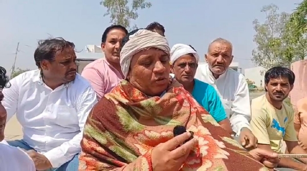 विरोध जताते हुए किसान।