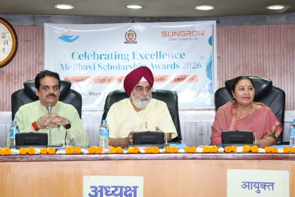 दिल्ली के महापौर राजा इकबाल सिंह , स्थायी समिति अध्यक्ष सत्या शर्मा और निगम शिक्षा समिति अध्यक्ष योगेश वर्मा दिल्ली के महापौर राजा इकबाल सिंह , स्थायी समिति अध्यक्ष सत्या शर्मा और निगम शिक्षा समिति अध्यक्ष योगेश वर्मा