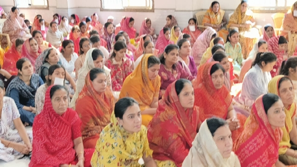 समूह में बैठी हुई समाज की महिलाएं। समूह में बैठी हुई समाज की महिलाएं।