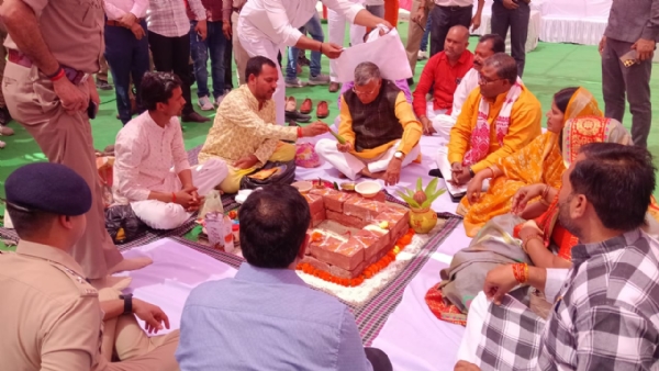 फोटो, भूमि पूजन करते हुए (स्वतंत्र प्रभार) मंत्री  धर्मवीर प्रजापति