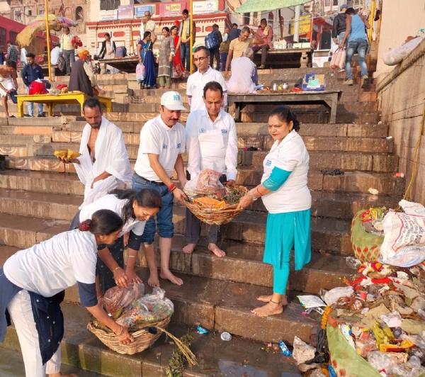 गंगा किनारे स्वच्छता अभियान