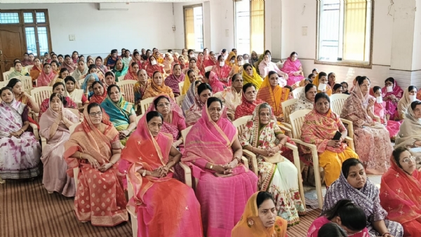 समूह में बैठी हुई समाज की महिलाएं। समूह में बैठी हुई समाज की महिलाएं।