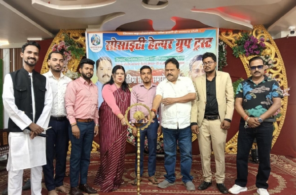 कार्यक्रम का उद्घाटन करते अतिथि