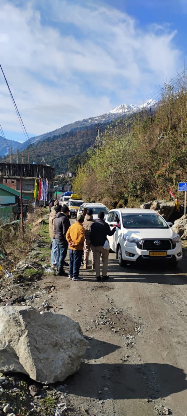 लाचेनबाट पर्यटकहरूको निकासी शुरु