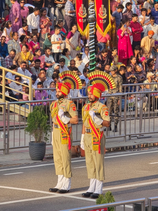 अटारी सीमा पर रिट्रीट में भाग लेते जवान फाइल फोटो