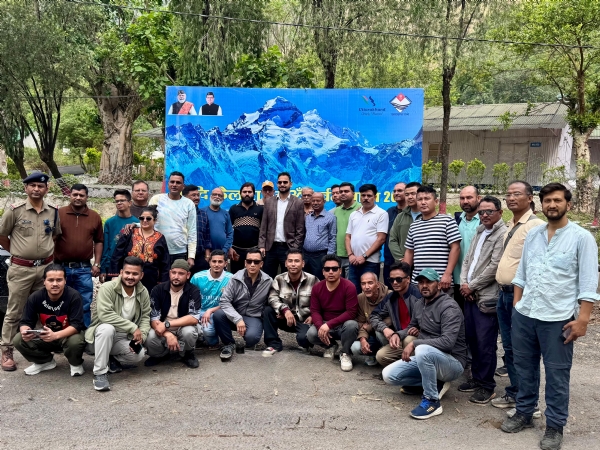 आदि कैलाश यात्रा पर जाने के लिए तैयार दल।