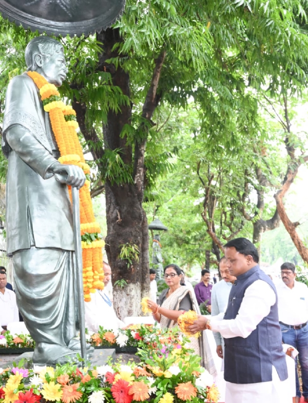 जयंती पर मुख्यमंत्री ने पंडित रघुनाथ मुर्मू को दी श्रद्धांजलि