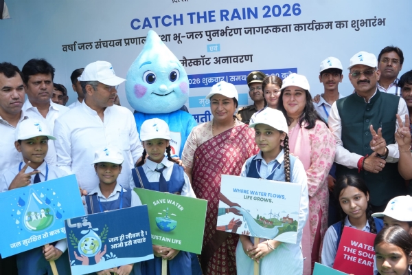 आरके पुरम में शुक्रवार को मुख्यमंत्री रेखा गुप्ता ‘कैच द रेन 2026’ अभियान का शुभारंभ करते हुए