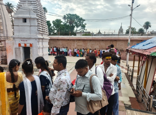 नर्मदा मंदिर में श्रद्धालुओं की दर्शन की लाईन 2