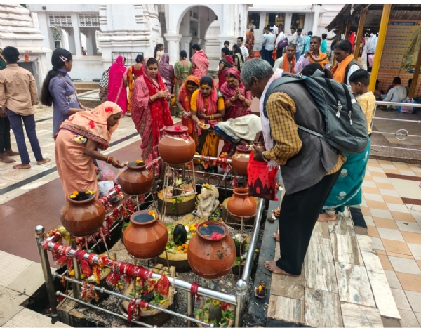 नर्मदा मंदिर में श्रद्धालुओं शिव पूजन करते