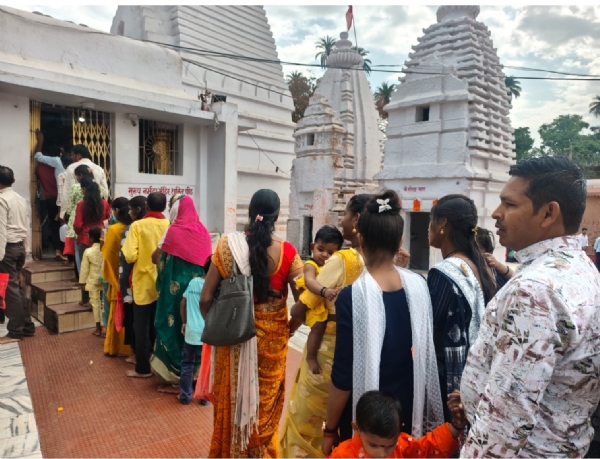 नर्मदा मंदिर में श्रद्धालुओं की दर्शन की लाईन