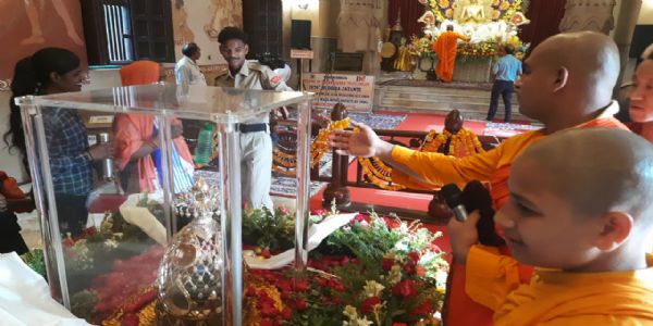 बुद्ध-पूर्णिमा-अवसरे सारनाथे भगवतः बुद्धस्य पवित्र-अस्थि-अवशेषस्य दर्शनं कृत्वा बौद्ध-श्रद्धालवः आह्लादिताः