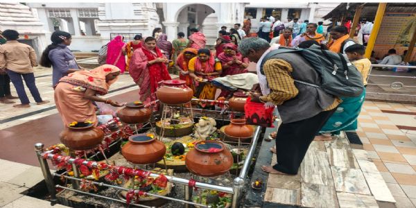 अनूपपुरम् : बैसाखी पूर्णिमायां नर्मदायां श्रद्धालवोऽकुर्वन् अवगाह्य मंदिरे पूजनम्