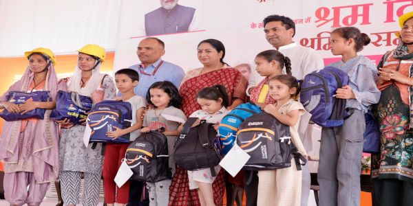 दिल्ली-नगरे मुख्यमन्त्री प्रतिवर्षं ३५ सहस्र-श्रमिकान् प्रशिक्षयितुं कौशल-विकास-अभियानस्य शुभारम्भं कृतवती