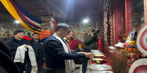 केंद्रीय मंत्री रिजिजूः उत्तर सिक्किमस्य लाचुंग गुंपायां प्रार्थनामकरोत्