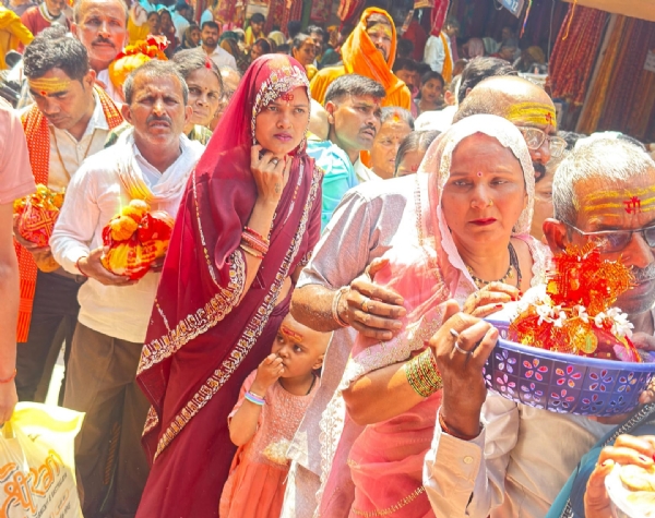 बैशाख पूर्णिमा पर मां विंध्यवासिनी धाम में श्रद्धालुओं की भीड़।