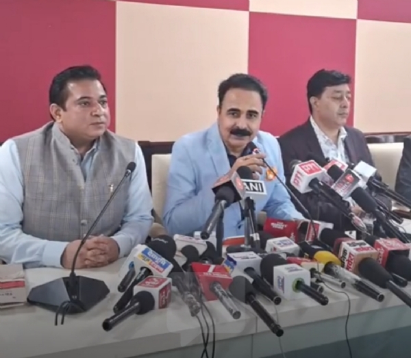 दसवीं की परीक्षा का परिणाम घोषित करते हुए बोर्ड अध्यक्ष।